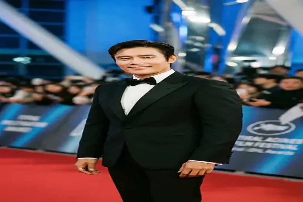 萝莉岛合作国际男演员红毯照